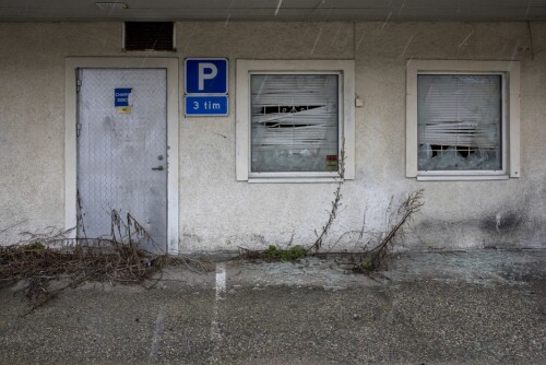 <b>LEDIG PLASS:</b> Ingen problem å finne ledig parkeringsplass ved Valhall Värdshus &amp; Gatukjök i dag.