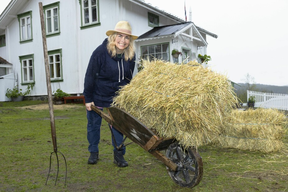 <b>ELIN TVEDT:</b> Tid­li­gere pro­gram­le­der Elin Tvedt har vært mer eller mindre borte fra ram­pe­ly­set siden 2016. Nå har hun flyt­tet inn på «Farmen»-gården og blir å se i det popu­lære TV 2-pro­gram­met fra vin­te­ren 2023.