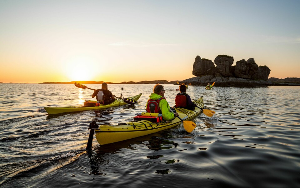 YTTERST VAKKERT: Solund er en øygruppe med over tusen øyer, holmer og skjær ytterst i vest mot storhavet, og regnes som et av Norges flotteste områder for kajakkpadling. En tur ut til steinformasjonen Lågøystolane kan anbefales. Foto: Fjord Norge