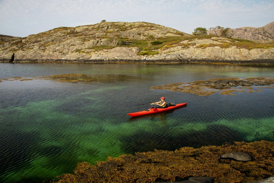 KRYSTALLKLART: I trange sund mellom holmene er det spennende å ta noen kast etter makrellen i det krystallklare vannet.