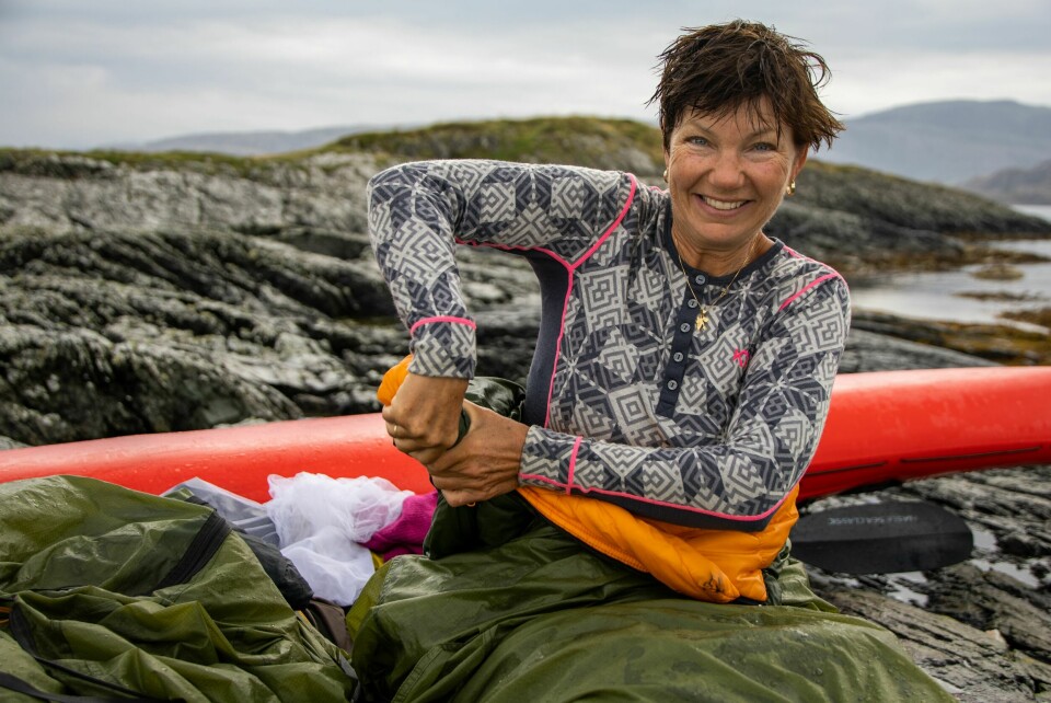FUKTIG NATT: Det «ubetydelige nedbørsområdet» viste seg utpå morgenkvisten å ikke være fullt så ubetydelig likevel. Soveposen måtte vris opp. Men så kom sola tilbake …
