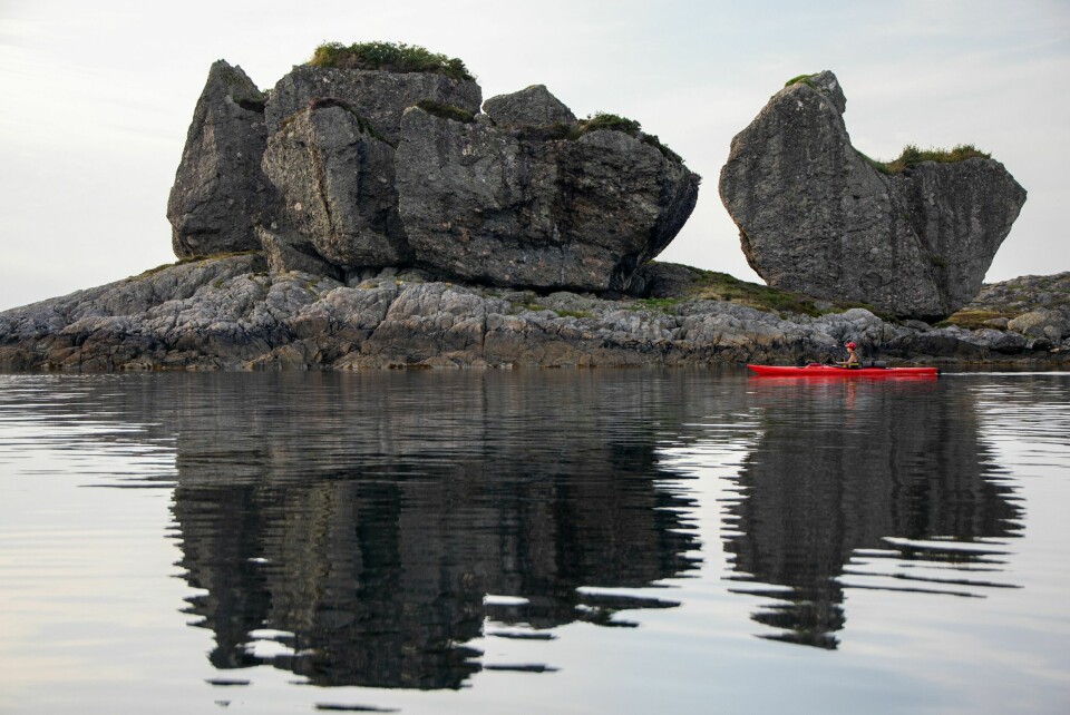 KJEMPER:  På en liten holme utenfor Lågøy finner du Lågøystolane, digre steiner som isen glemte da den rasket forbi.