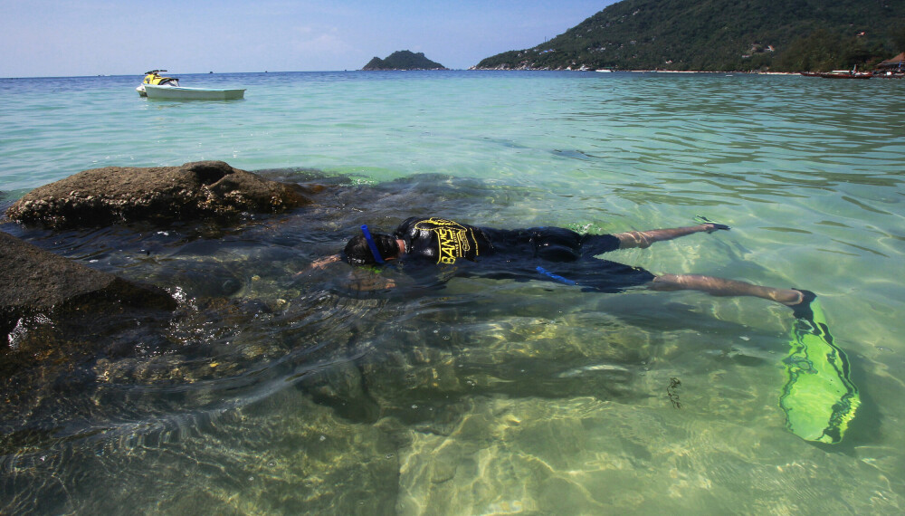 PARADISPOLITI: En dykker fra politiet på Koh Tao snorklet etter spor fra drapene på David Miller og Hannah Witheridge. Britiske medier omtalte lenge øya som «Death Island» etter en serie mystiske dødsfall blant turister.