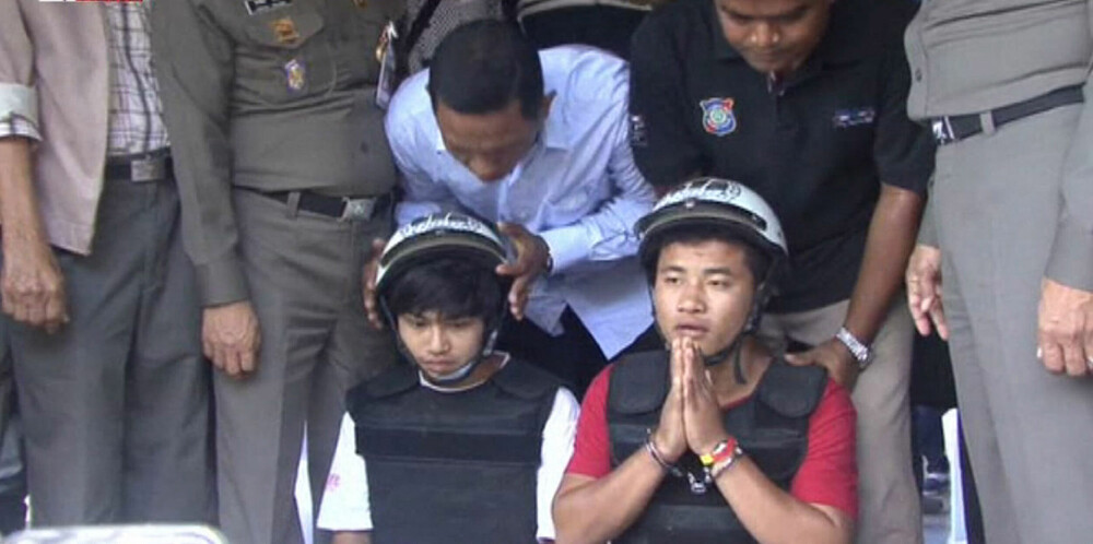 <b>VIST FREM:</b> På thailandsk manér ble de to mistenkte burmesiske gjestearbeiderne Win og Saw vist frem av politiet, her iført skudd-sikre vester og hjelmer i frykt for lynsjing.