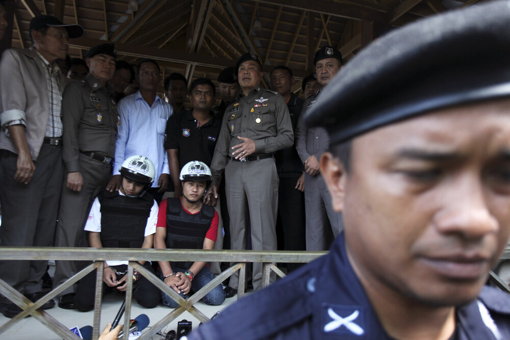 <b>DØDSDOM:</b> Thailands nasjonale politisjef, general Somyot Poompanmoung tok oppstilling ved siden av de to drapsdømte burmeserne Zaw Lin og Way Phyo. Politisjefen avviste både tortur og triksing med beviser. De to unge gjestearbeiderne ble dømt til døden, en straff som senere er omgjort til livsvarig fengsel.