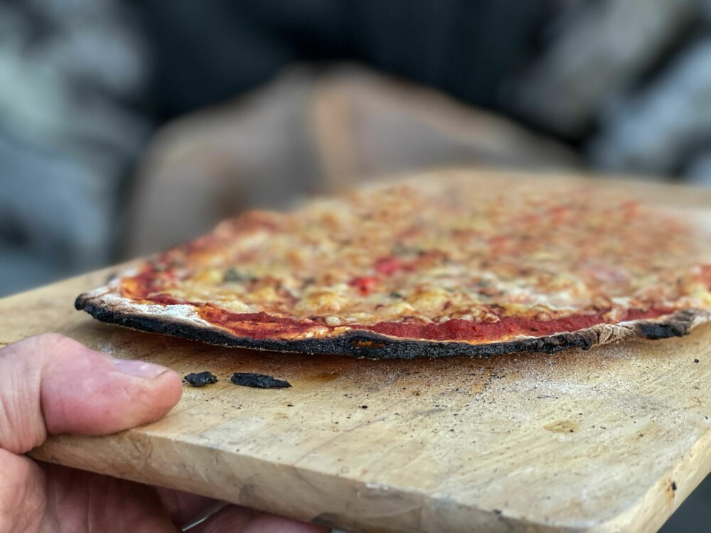 Ovnen var varm nok til at vi fikk skikkelig steinovnspreg på pizzaen.