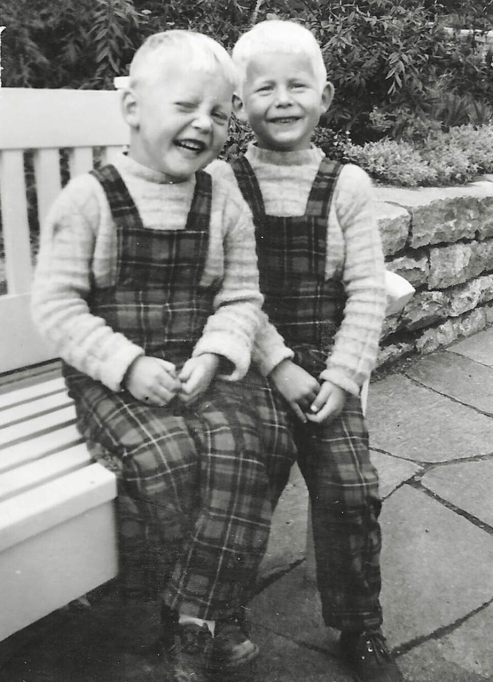 HJEMMESYDD: Trygve og Birger i mors hjemmesydde selebukser. Det var aldri penger til frisør. Mor satte en bolle på hodet til guttene og klippet med håndarbeidsaksen.