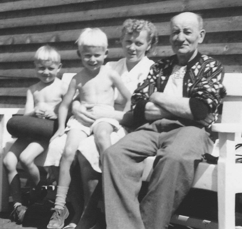 <b>PÅ BESØK:</b> Mary og guttene på sommerbesøk hos morfar, som da hadde flyttet til Kolbotn. 