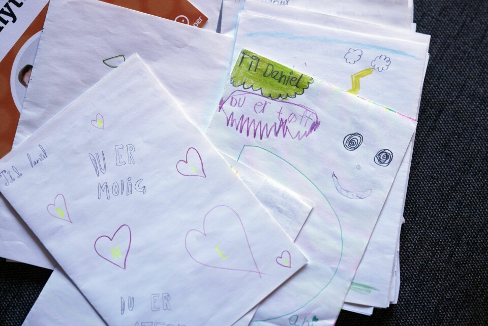 BREV FRA BARN: Daniel har fått en stor bunke brev fra andre barn og unge som opplever mobbing.