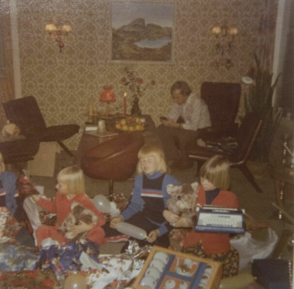 <b>JULEIDYLL:</b> Tre av fire barn i familien Lia. Trine (til venstre), storebror Trond og Janne, som åpner presanger på julaften. I bakgrunnen pappa Olav.
