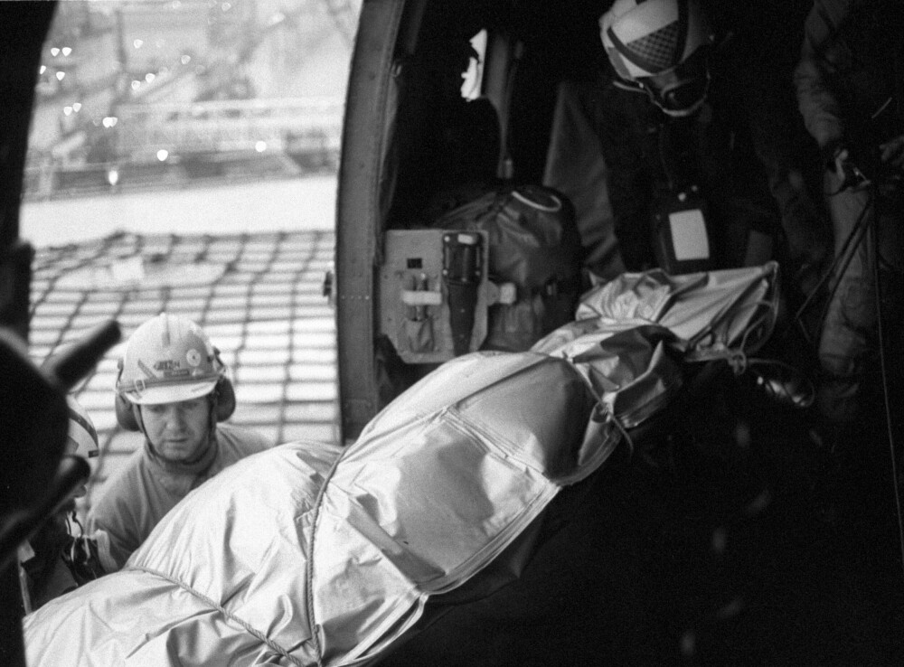 <b>STAVANGER 1980:</b> ALEXANDER KIELLAND – ULYKKEN. Alexander L. Kielland-plattformen kantret 27. mars 1980 på Ekofiskfeltet i Nordsjøen. 123 mennesker omkom. Bildet: Nordsjøen. En av de sist funne omkomne løftes om bord i et helikopter for transport til land. FOTO: Knut Nedrås / NTB / NTB