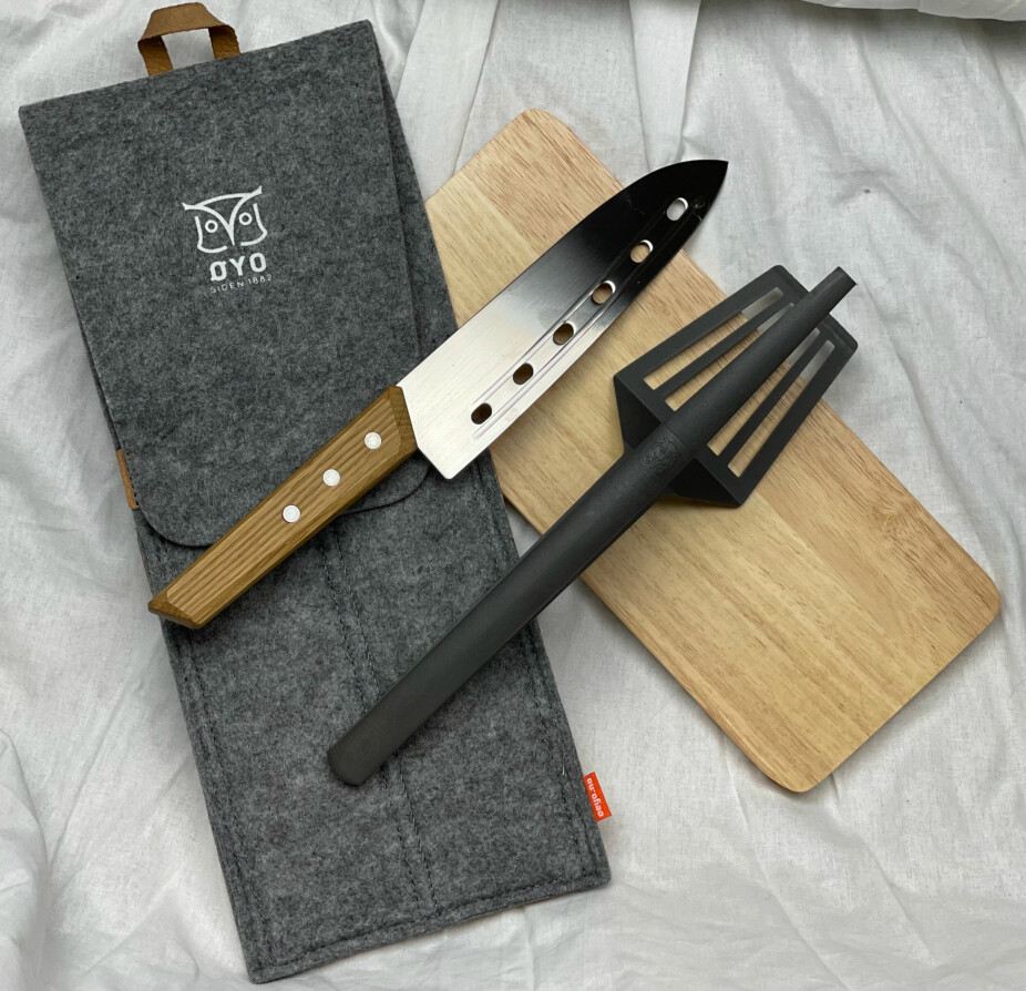 <b>TURSETT:</b> Kniv, skjærefjøl og en kombinert stekespade/pinsett med praktisk oppbevaringsmappe. 
