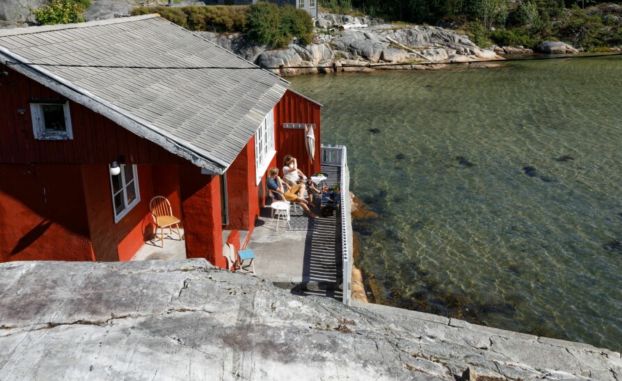 <b>UNIK BELIGGENHET: </b>Anita og Espen bor i innlandet, så å hvile blikket på horisonten fra hytteterrassen er ekstra deilig.