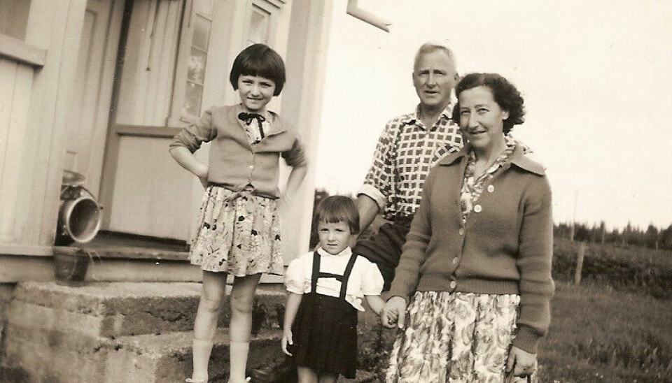 STORESØSTER PÅ BESØK: Da Margit (t.v.) fikk være med lillesøster og bo en sommer i Svelvik hos pleieforeldrene Hjørdis og Julius Pettersen, ville også hun helst bli værende. Men familien i Berlin ville ha jentene sine hjem igjen.