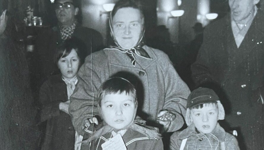 PÅ VEI TIL SVELVIK: Etter tre døgn på toget med bare fremmede mennesker ankom seks år gamle Margit Østbanestasjonen i Oslo. På lappen sto det at hun skulle til familien Pettersen i Svelvik. Der var lillesøster Gabi, og der skulle også Margit få lov til å bo hele sommeren. Jentene stortrivdes og ville ikke hjem igjen.