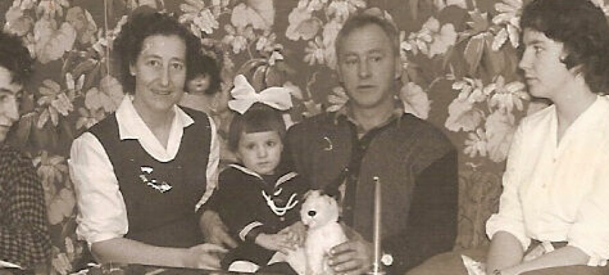 Gabi (3) har kommet alene til Norge med en rød koffert. En dag reagerer pleiemor Hjørdis på en rar lukt fra kofferten