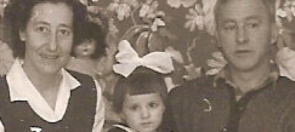 Gabi (3) har kommet alene til Norge med en rød koffert. En dag reagerer pleiemor Hjørdis på en rar lukt fra kofferten