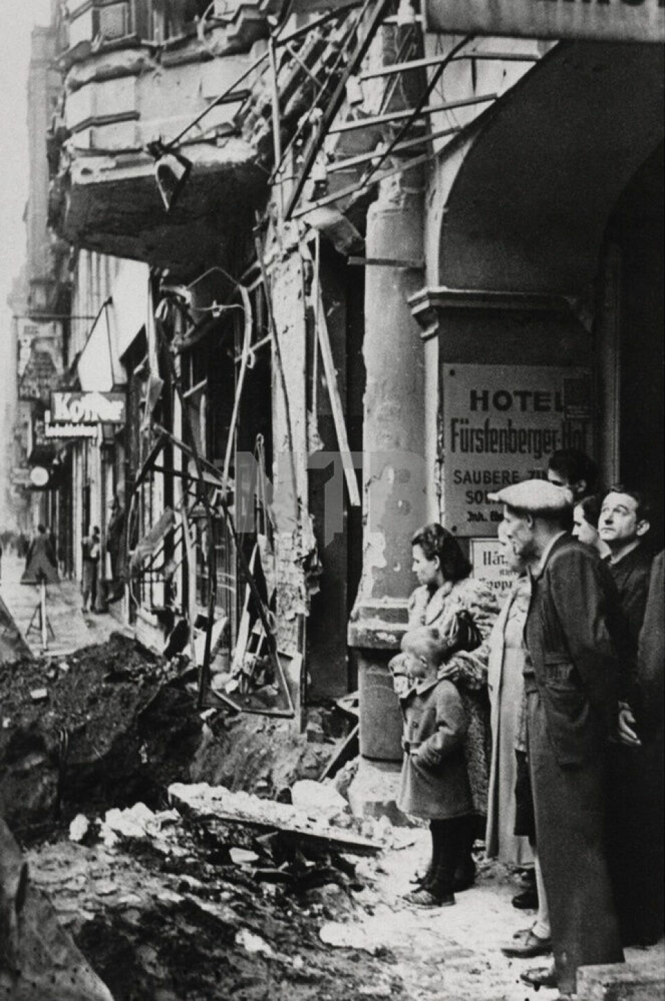 I SKYGGEN AV EN KRIG: Berlin hadde lite å tilby et barn på 1950-tallet. Nøden var stor, og varemangelen enda større. Tusenvis av barn måtte gå sultne til sengs. Forbuds-kansler Willy Brandt ivret sterkt for at barna skulle komme til Norge.