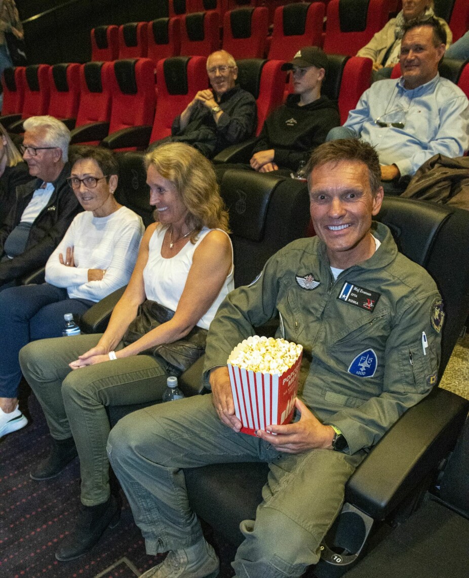 <b>FLIGHT SUIT OG POPKORN:</b> Premieren på «Top Gun: Maverick» er første gangen «EFFA» Evensen går på kino i flyger­antrekk. I likhet med de fleste jagerflygerne har han sett forgjengeren flerfoldige ganger.