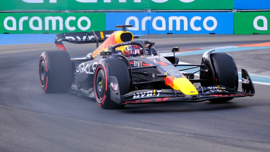 <b>FAVORITT:</b> Red Bull-laget med stjernen Max Verstappen er favoritt til å vinne Formel 1 i år også, trass i nye regler og nye forutsetninger for konkurransen.