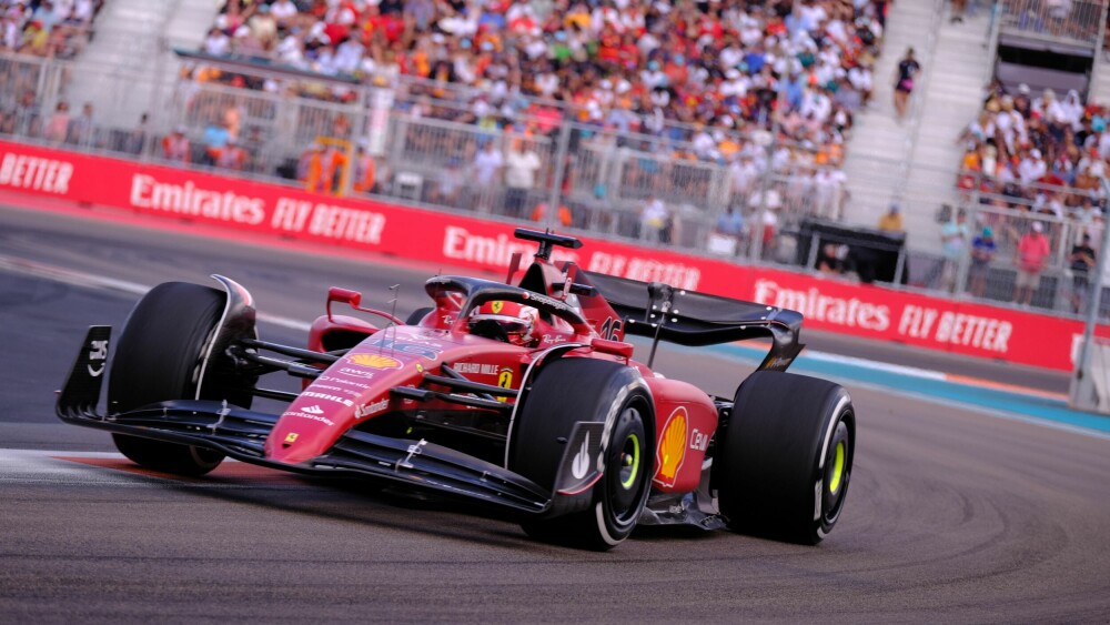 <b>COMEBACK:</b> Ferrari og deres fører Charles Leclerc aspirerer til topplassering i årets Formel 1. Legg merke til svarte deler på deler av bilen som tidligere har vært røde. Her er maling droppet for å spare vekt.