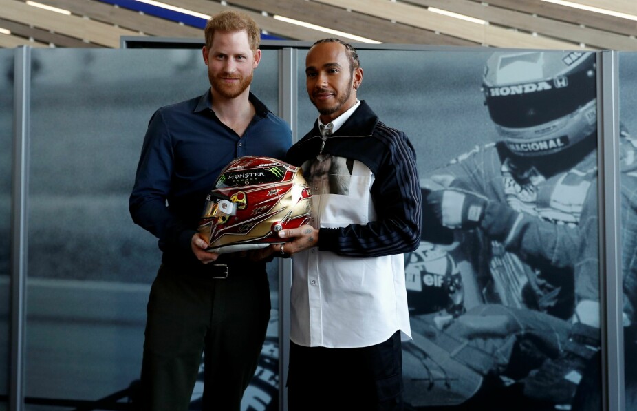<b>KONGELIG SELSKAP:</b> Prins Harry og motorsportens konge Lewis Hamilton sammen på Silverstone-banen i England. Begge har for tiden litt mer distanse til tronen enn de kanskje selv liker.