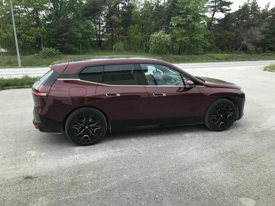 FELGER: 21-tommers felger er standard, men M60 kan også fås med 22-tommers felger i Titanium Bronze som matcher listen som strekker seg fra speilene, under vinduene, til bilens bakende.