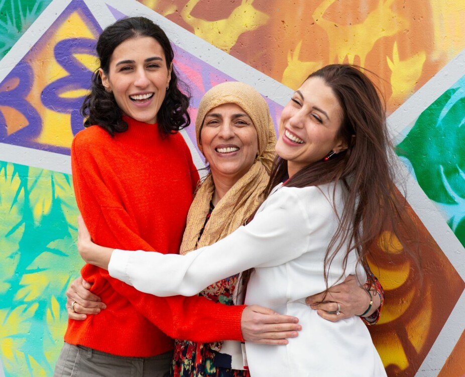 <b>KJÆRLIGHET:</b> Minstesøster Sophia, mamma Afsaneh og eldstesøster Lina Adampour holder rundt hverandre. <br/>– Vi har alltid hatt mye kjærlighet, sier Lina. 