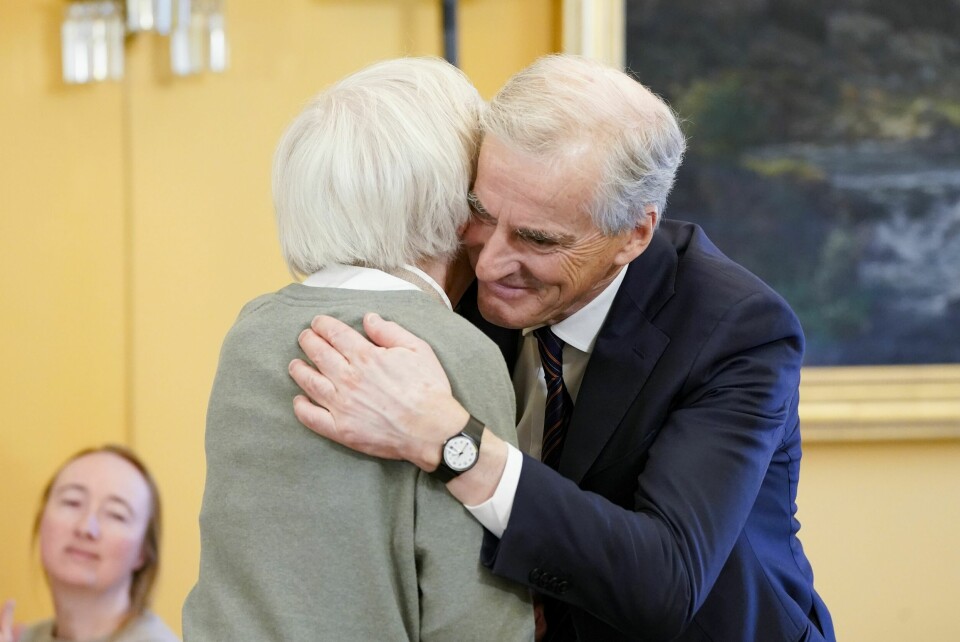 GJORDE FEIL: Det var en ydmyk statsminister som på vegne av det norske samfunnet ba om unnskyld for måten Vigdis og alle hennes likesinnede er blitt behandlet på. – At vi ikke aksepterte skeiv kjærlighet, var et brudd på våre viktigste verdier som likeverd, rettferdighet og frihet, sa Støre og ga Vigdis en klem.