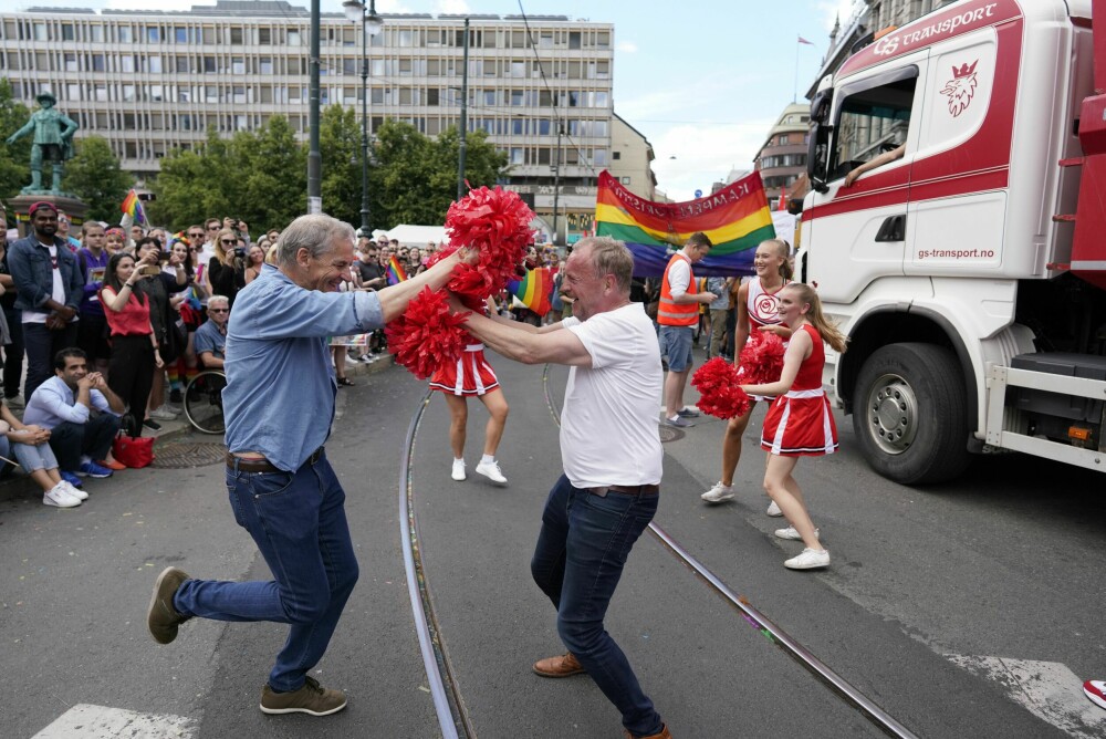 <b>EN DANS FOR PRIDE:</b> Byrådsleder i Oslo, Raymond Johansen og statsminister (daværende leder av Arbeider­partiet), Jonas Gahr Støre slo seg løs i pride-paraden som prydet Oslos gater juni 2019.