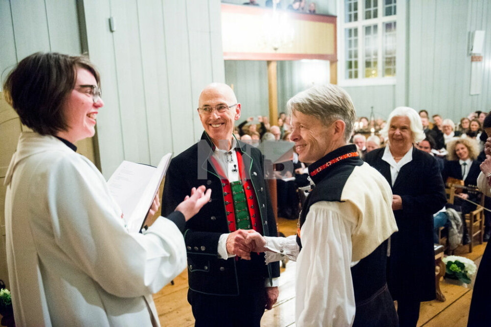 DE FØRSTE: I 2017 vedtok kirken en ny liturgi som gjorde at homofile og lesbiske kunne gifte seg i kirken på lik linje med andre par. Første par ut var Kjell Frølich Benjaminsen og Erik Skjelnæs som hadde vært samboere i over 30 år. De ble viet av sogneprest Bettina Eckbo.