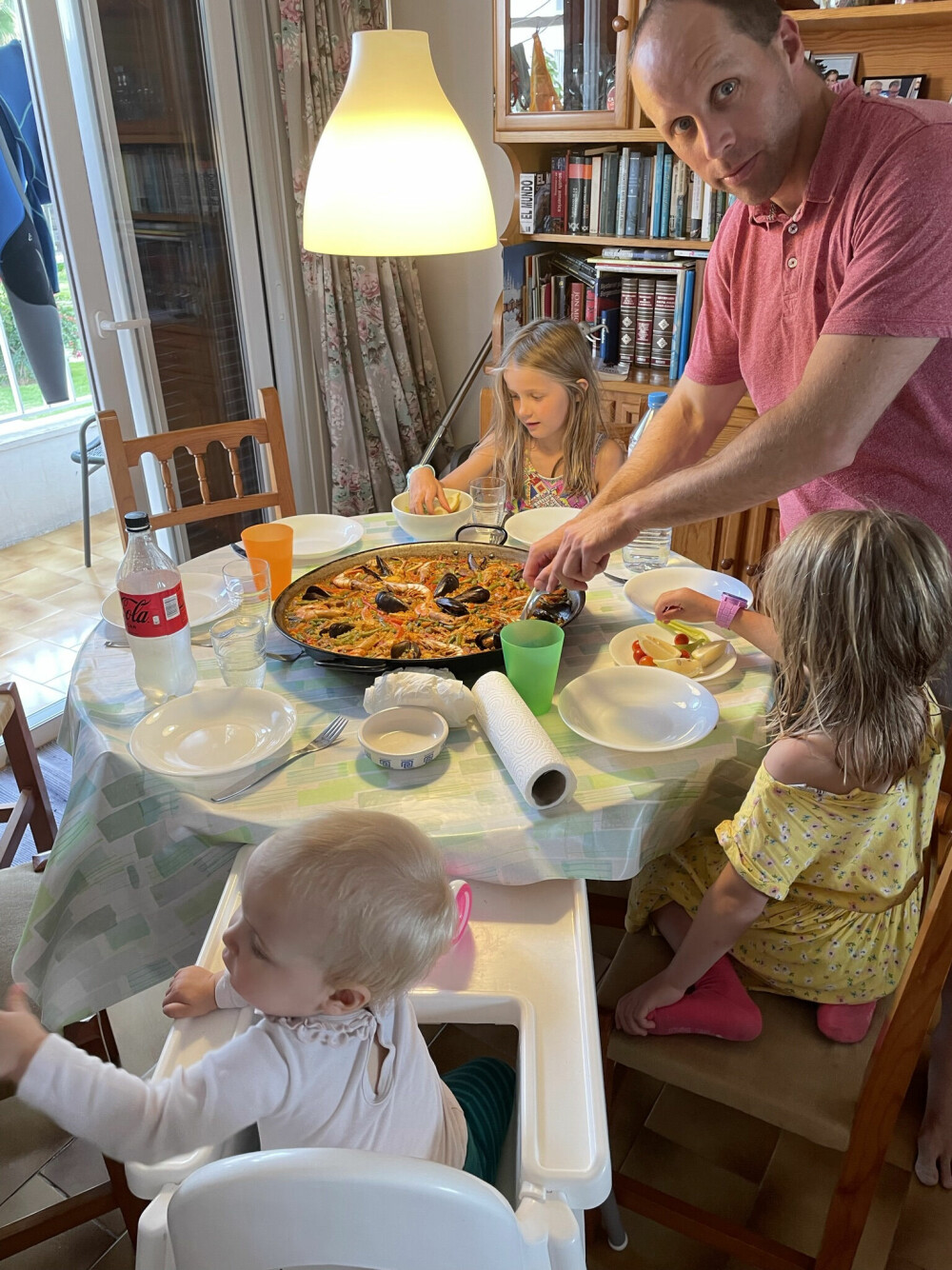 <b>RAFAEL OG BARNA: </b>– Det er litt å styre med når man har tre barn, men det er veldig ålreit, sier Rafael som her serverer spansk paella til døtrene Mari, Helle og Tuva hjemme på Torshov i Oslo.