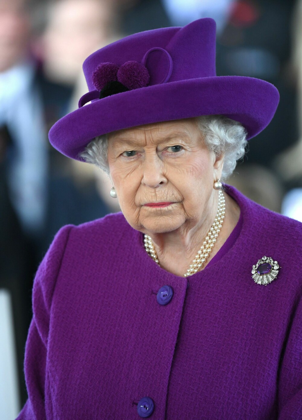 <b>DRONNING ELIZABETH:</b> Helt fra ung alder har dronning Elizabeth måttet lære å ta avstand til mennesker hun er glad i – enten fordi de har behandlet henne respektløst, laget skandaler eller oppført seg i strid med kongehusets normer.