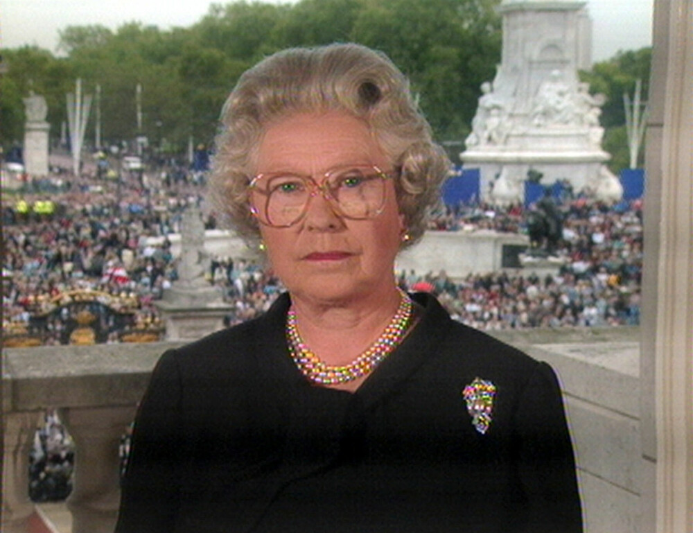 <b>TAKKET DIANA:</b> Det britiske folk var i harnisk da dronning Elizabeth holdt seg taus i dagene etter at Diana døde. Dagen før begravelsen talte majesteten til slutt på direktesendt TV fra Buckingham Palace med en sørgende folkemengde bak seg.