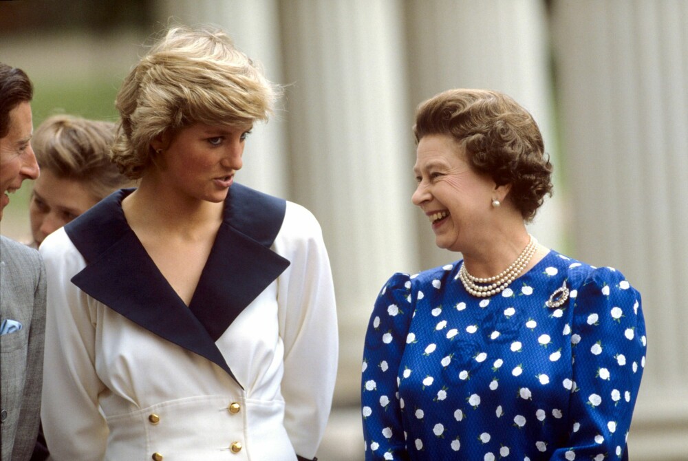 <b>PRINSESSE DIANA OG ELIZABETH:</b> Prinsesse Diana og dronning Elizabeth var svært ulike, men hadde det hyggelig sammen de første årene Diana var gift med Charles. Etter hvert sto skandalene i kø rundt ekteskapet, og Elizabeth måtte ta «sønnens side». Her er de to avbildet utenfor Clarence House i august 1987.
