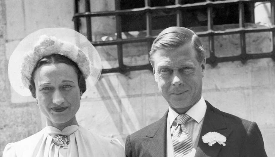<b>MANN OG KONE:</b> Kong Edward var villig til å si fra seg tronen for å kunne gifte seg med fraskilte Wallis Simpson fra USA. 3. juni 1937 sto bryllupet i Château de Candé utenfor Tours i Frankrike. Ingen fra kongefamilien var til stede.