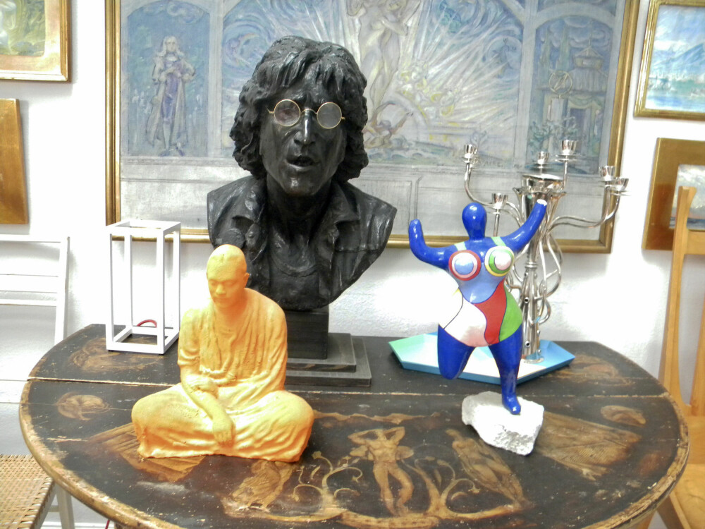 <b>            BORD MED SKULPTURER:</b> Buddha laget av Fredrik Wretman, John Lennon-byste av John Sommerville og en skulptur av Niki de Saint Phalle.