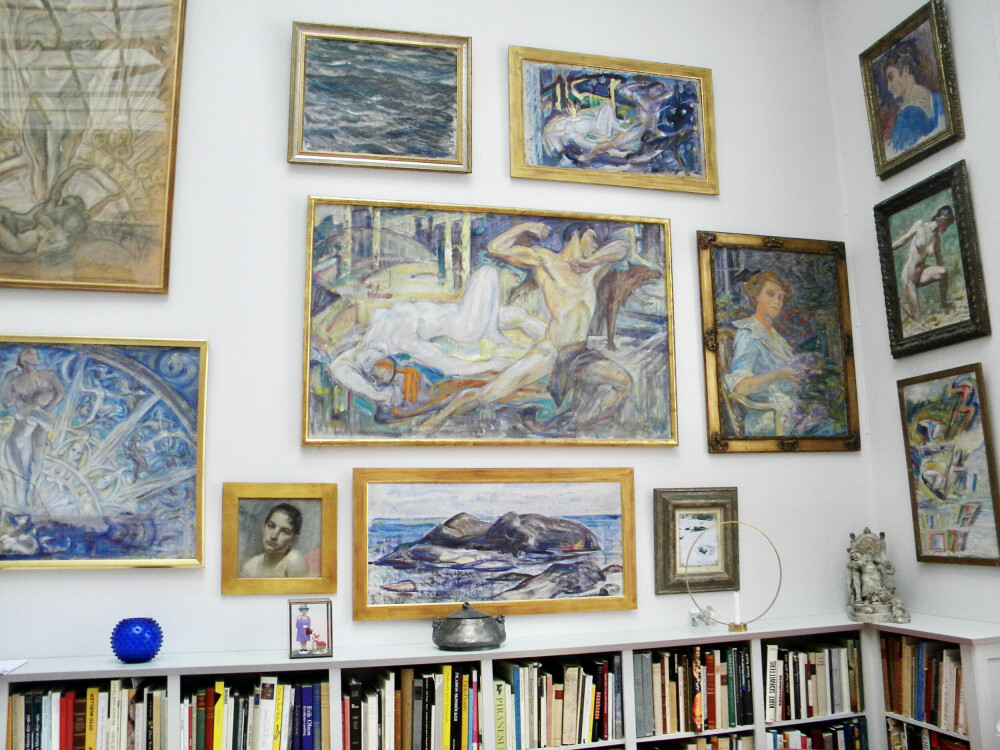 <b>   STOR SAMLING: </b>Claes har samlet rundt 150 bilder av Johan Axel Gustaf Acke. De pryder flere av veggene i huset.