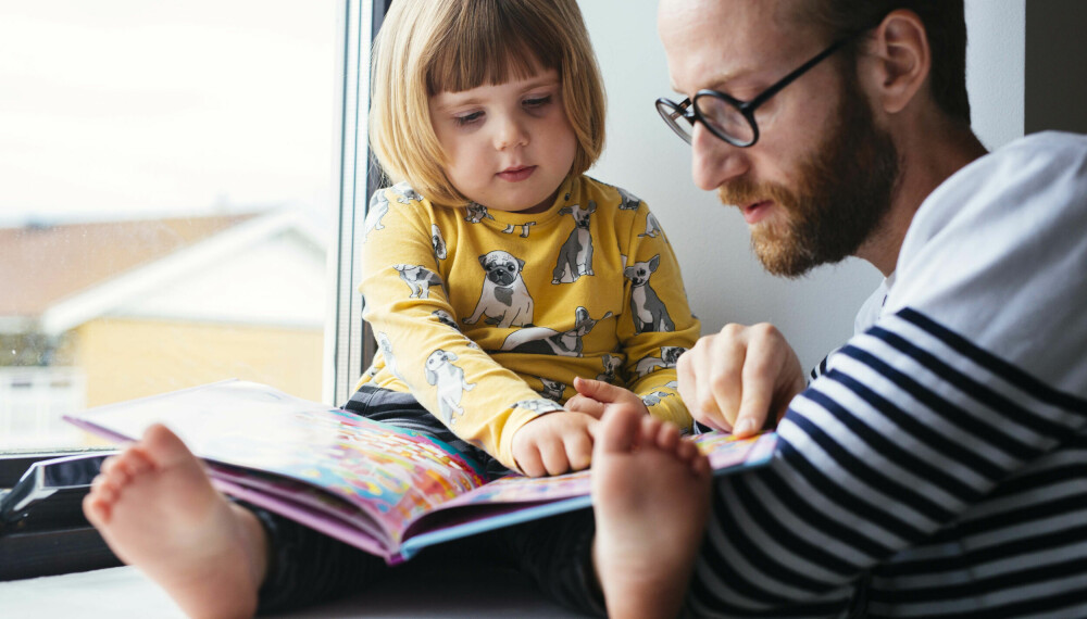 HØGTLESING: Det er ikkje alle råd foreldre får, som er enkle og rimelege, men det å lese høgt for barnet ditt er det, mener forfattarane.