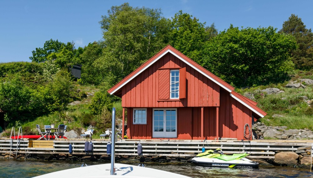 SJØHUS: Sjøhuset er et fint tillegg til hytta, som ligger lenger inne på øya. Her er det soveplasser, et lite kjøkken, bad og stue. Et fint sted for sommerdager på Sørlandet.
