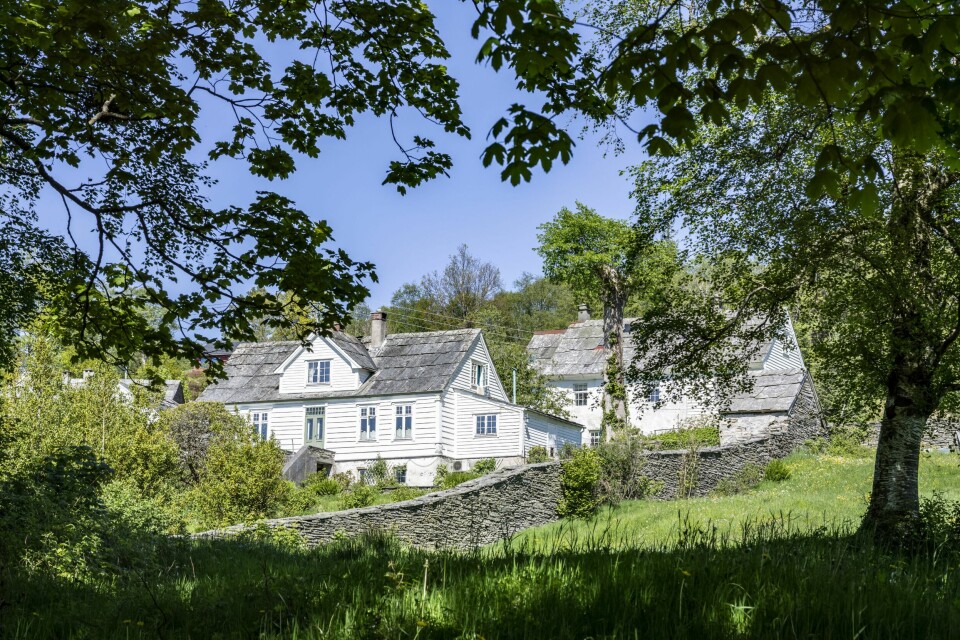 STEINHUS: Da våningshuset stod ferdig i 1820, var det som et klassisk vestlandshus i tre, med skuter i begge ender. På den tida kom folk flest til gården sjøveien, så et staselig inngangsparti ble nøye planlagt fra den kanten, med en rett akse opp til hage og hus, en allé av asal og rogn, og en hage med lysthus på hver side.