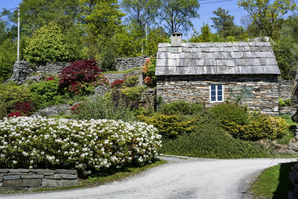 Mannen bak gården, Ole Georg Olsen, var visst god på å gi penger vinger. De fløy ikke bare til arbeidskraft, materialer, verktøy, mat til 11 unger og kjøp av sjeldne planter og vekster. Ole Georg var etter sigende en forfengelig mann som stadig kom i pengeknipe, han ødslet mye på dyre parykker, parfymer og staselige klær, skriver Magnus Skåden. Men han måtte aldri selge gård og grunn, og bodde her til han døde.