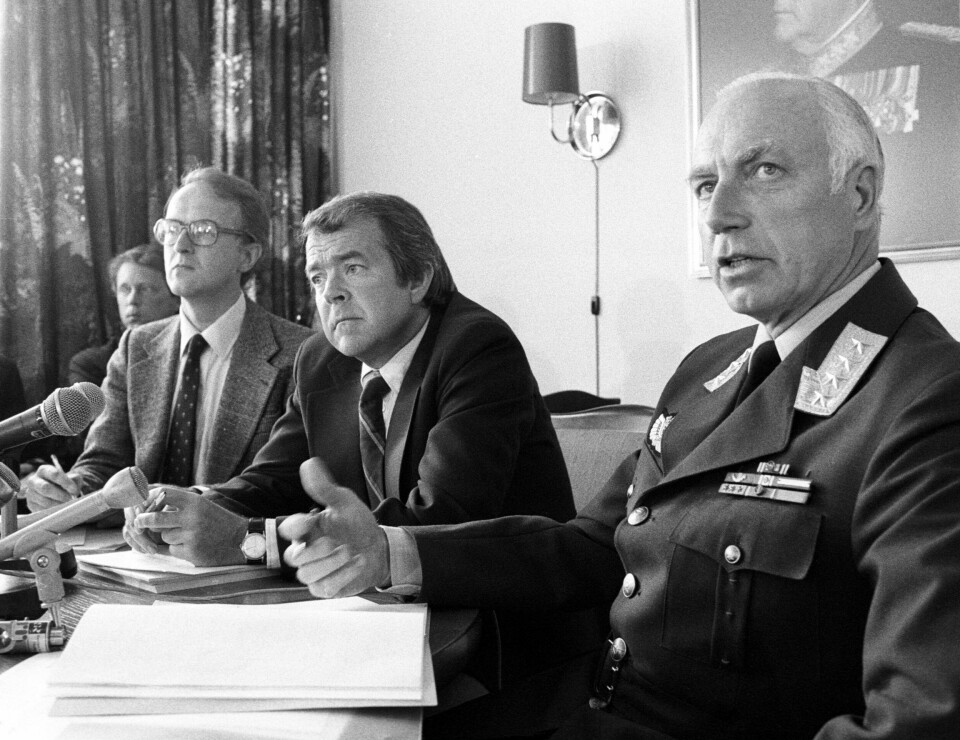 «OVERVEIENDE SANNSYNLIG»: forsvarsminister Anders C. Sjaastad (i midten), ekspedisjonssjef Chris Prebensen i Forsvarsdepartementet (t.v.) og forsvarssjef general Sven Hauge oppsummerte jakten med å slå fast at det var overveiende sannsynlig at en fremmed ubåt hadde operert i Hardangerfjorden.