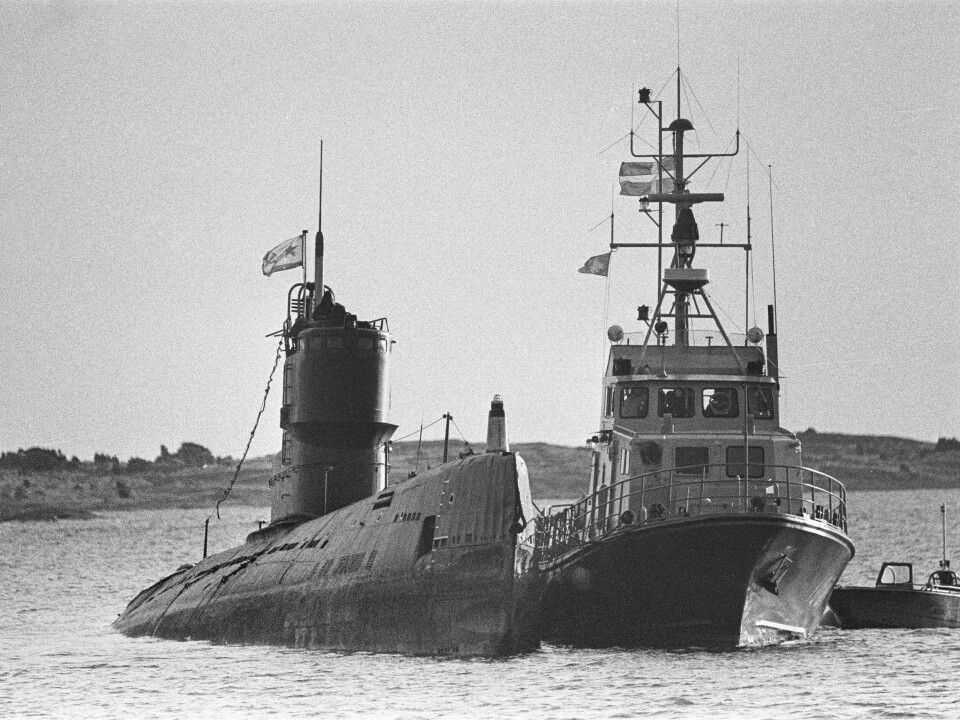 WHISKEY ON THE ROCKS: Grunnstøtingen til den russiske ubåten av whisky-klassen i oktober 1981 var dobbelt pinlig: For Sovjet fordi deres marine ble tatt på fersk gjerning, for svenskene fordi ubåten måtte grunnstøte i overflatestilling før den ble oppdaget. De to svenske ubåt-episodene skjerpet spenningen og besluttsomheten hos norske og svenske myndigheter.