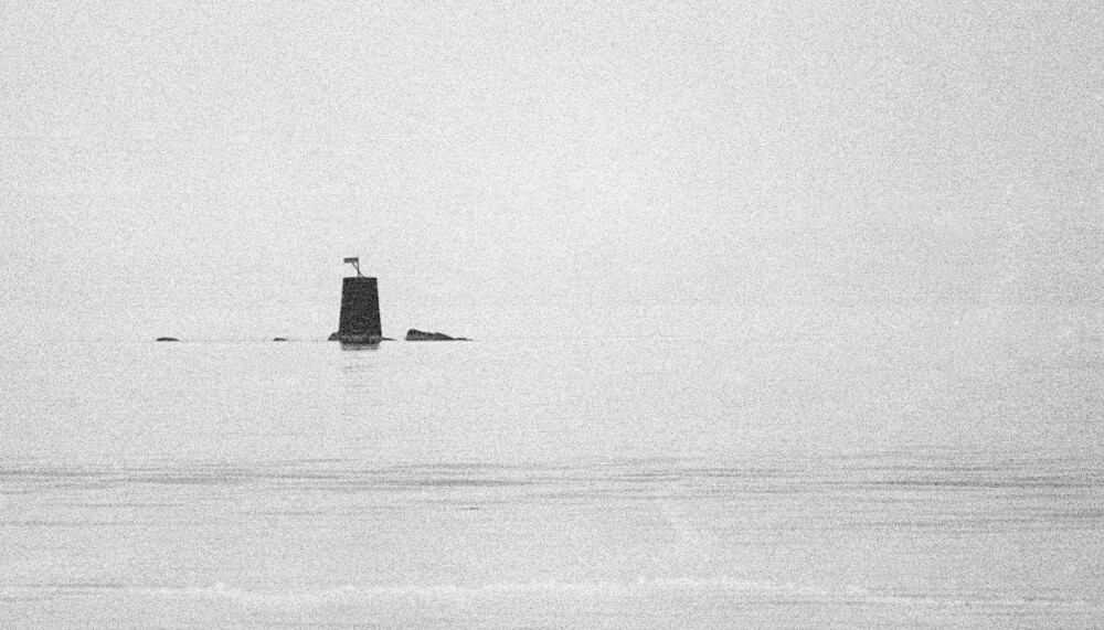 <b>TVIL:</b> NTB sendte ut dette bildet fra området der ubåtjakten i 1983 foregikk for å illustrere hvor lett det var å ta feil av et sjømerke og en ubåt i overflatestilling. Forsvarets militære og politiske ledelse var ikke i tvil: De hadde jaktet på en ekte, fremmed ubåt i Hardanger­fjorden.