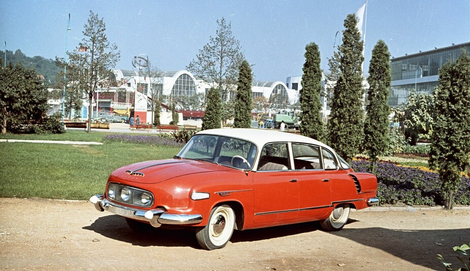 <b>TRE HOVEDLYS:</b> Første generasjon av Tatra 603 hadde tre hovedlys, noe som gjorde fronten svært distinkt. På andre generasjon, som kom i 1964, fikk den et mer konvensjonelt lysoppsett. 