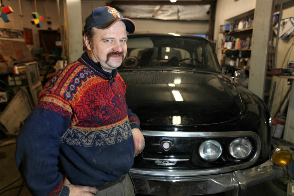 SPESIELL: Jonny Arnes med en meget spesiell bil i garasjen.