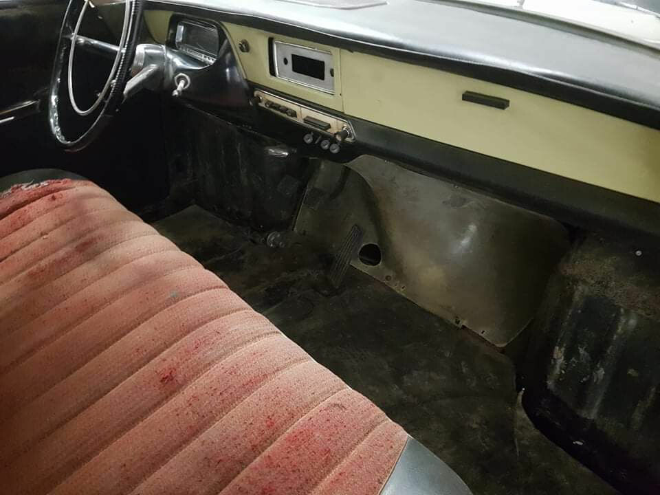 INTERIØR: Gammel storhet betyr mye jobb for den som liker å ta vare gamle biler.