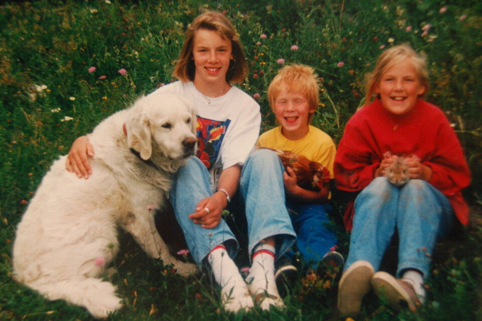 SAMMENSVEISET SØSKENTRIO: – Barna hadde stor glede av hverandre, og lillebror dag fikk mye oppmerksomhet fra søstrene, forteller Ellen, moren til denne flokken. Hunden Kvitebjørn var med på oppdagelsesferdene deres på Muggerud i 1992.