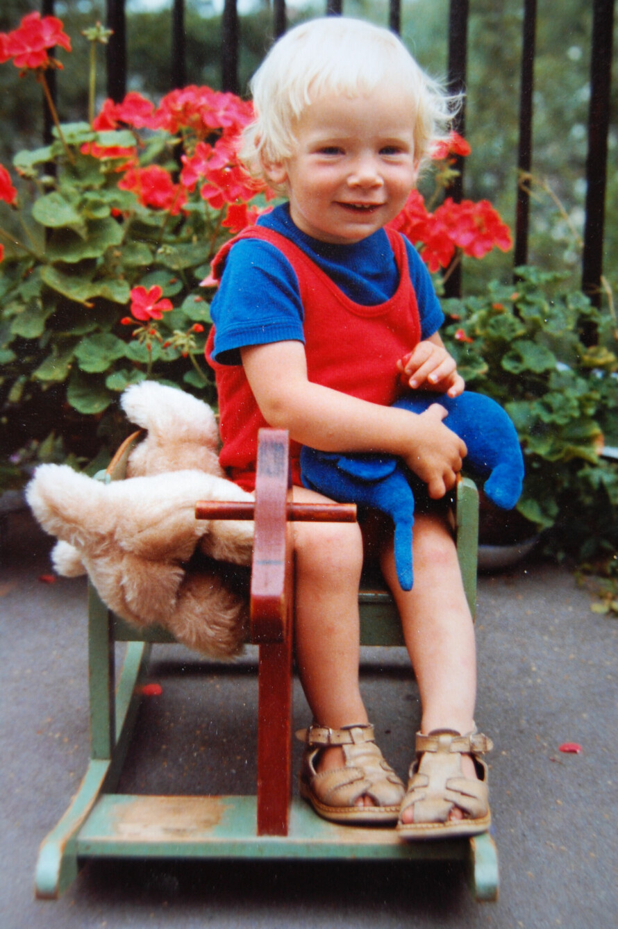 SOMMEREN 1980: Her er halvannet år lille Gunhild på besøk hos besteforeldrene på Montebello i Oslo. Gyngehesten står i dag hos foreldrene på Muggerud.
